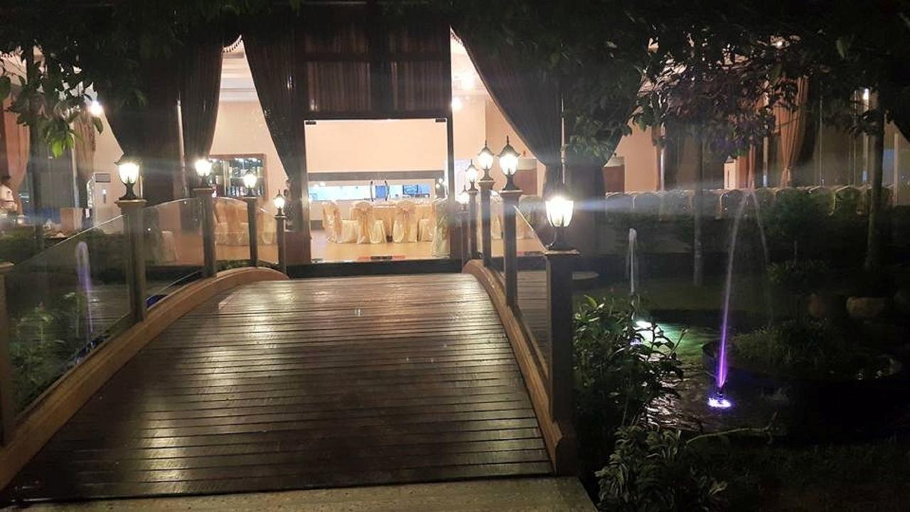 Famous Hotel באגו מראה חיצוני תמונה