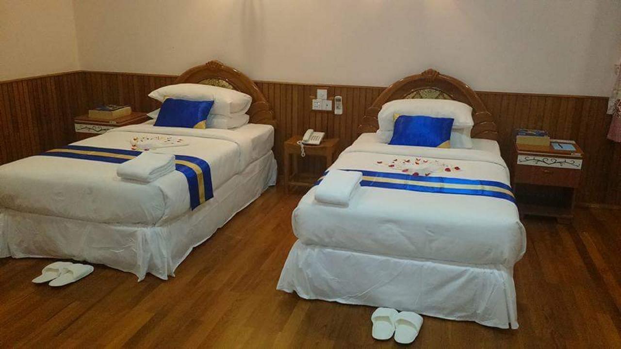 Famous Hotel באגו מראה חיצוני תמונה