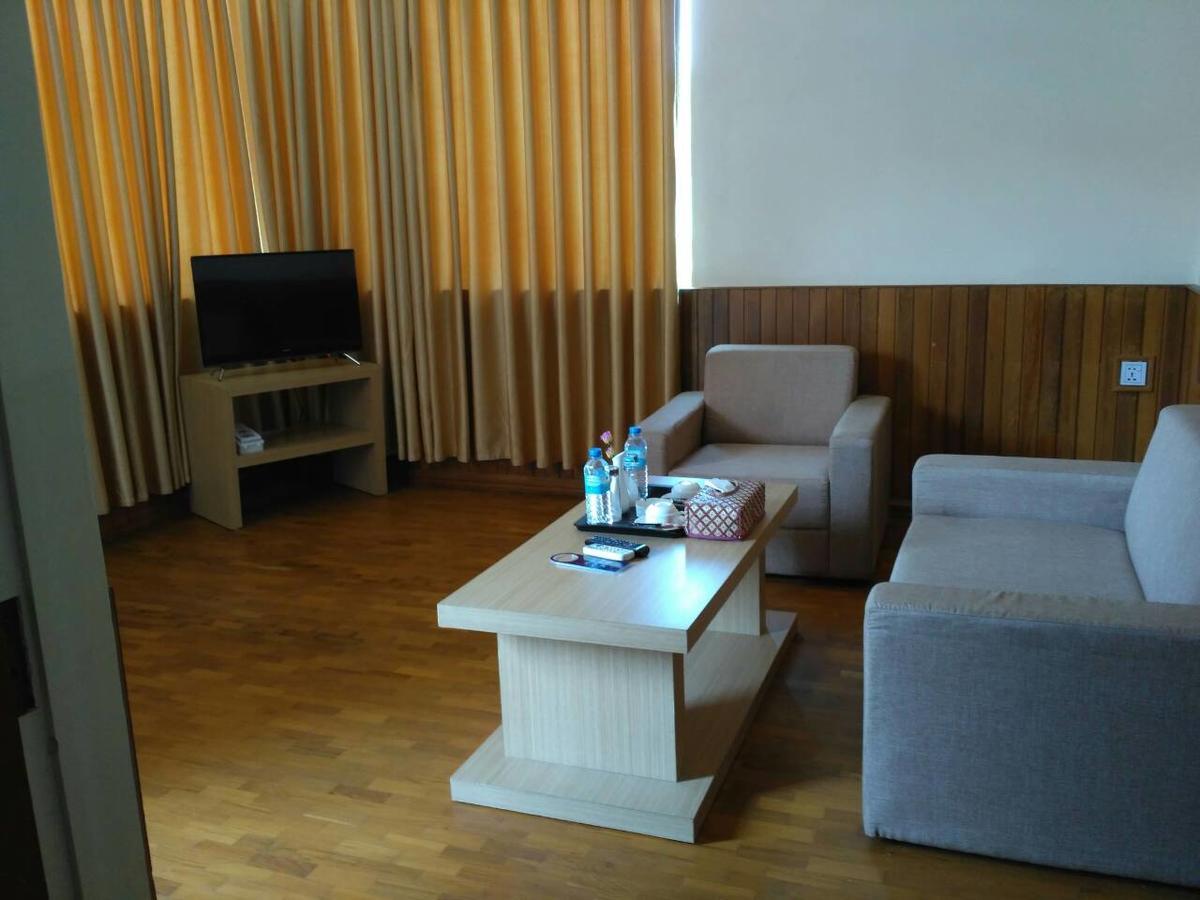 Famous Hotel באגו מראה חיצוני תמונה