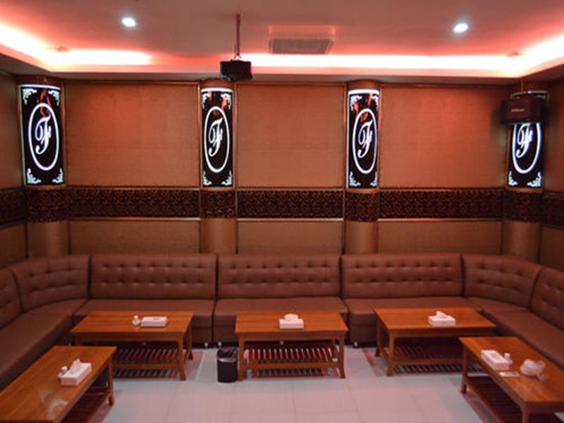 Famous Hotel באגו מראה חיצוני תמונה