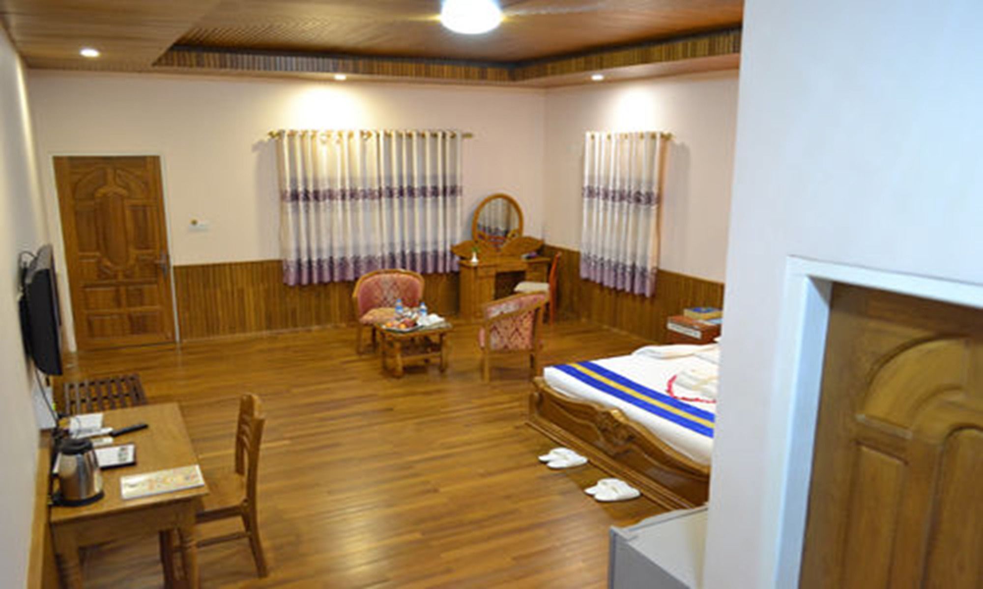Famous Hotel באגו מראה חיצוני תמונה