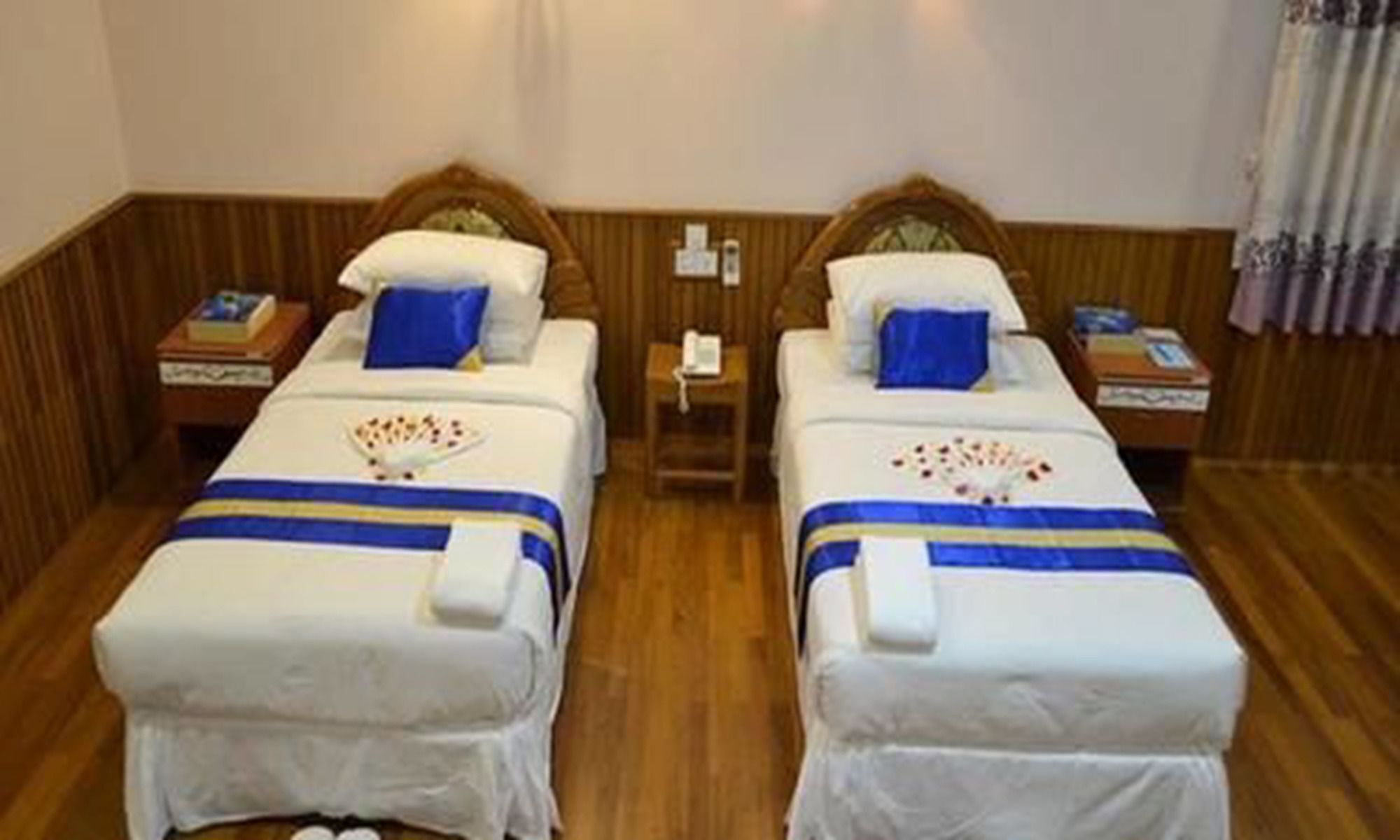 Famous Hotel באגו מראה חיצוני תמונה