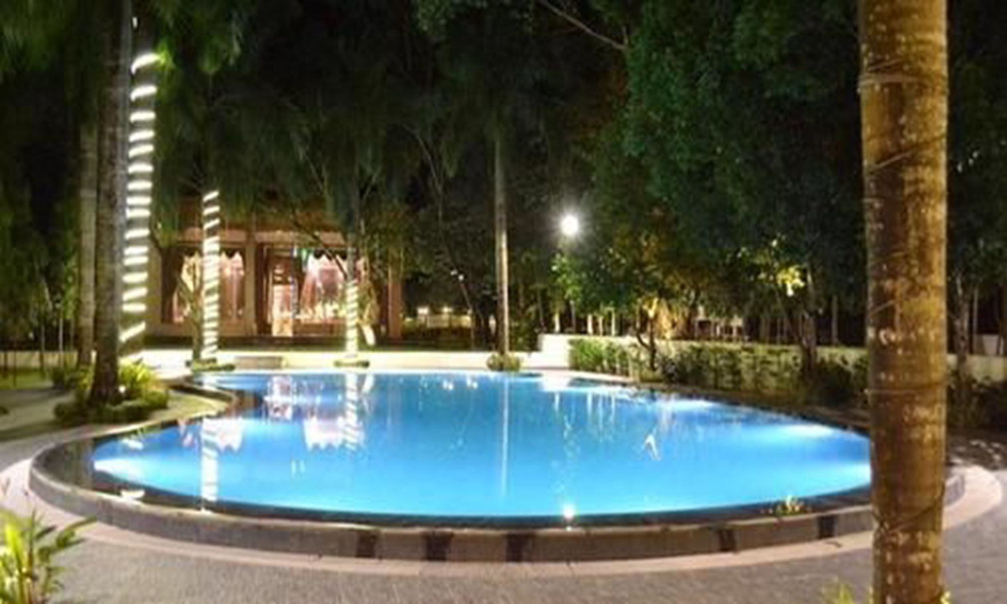 Famous Hotel באגו מראה חיצוני תמונה