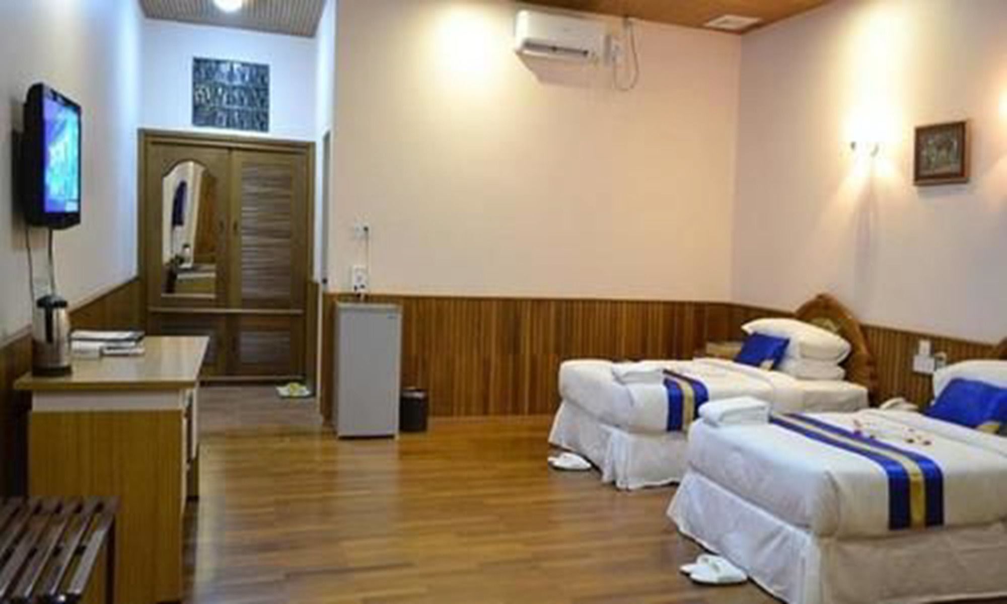 Famous Hotel באגו מראה חיצוני תמונה